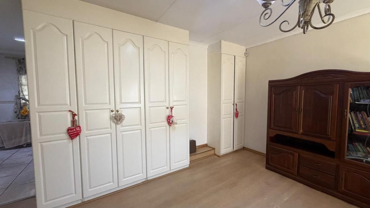 8 Bedroom house for sale in Aerorand, Middelburg