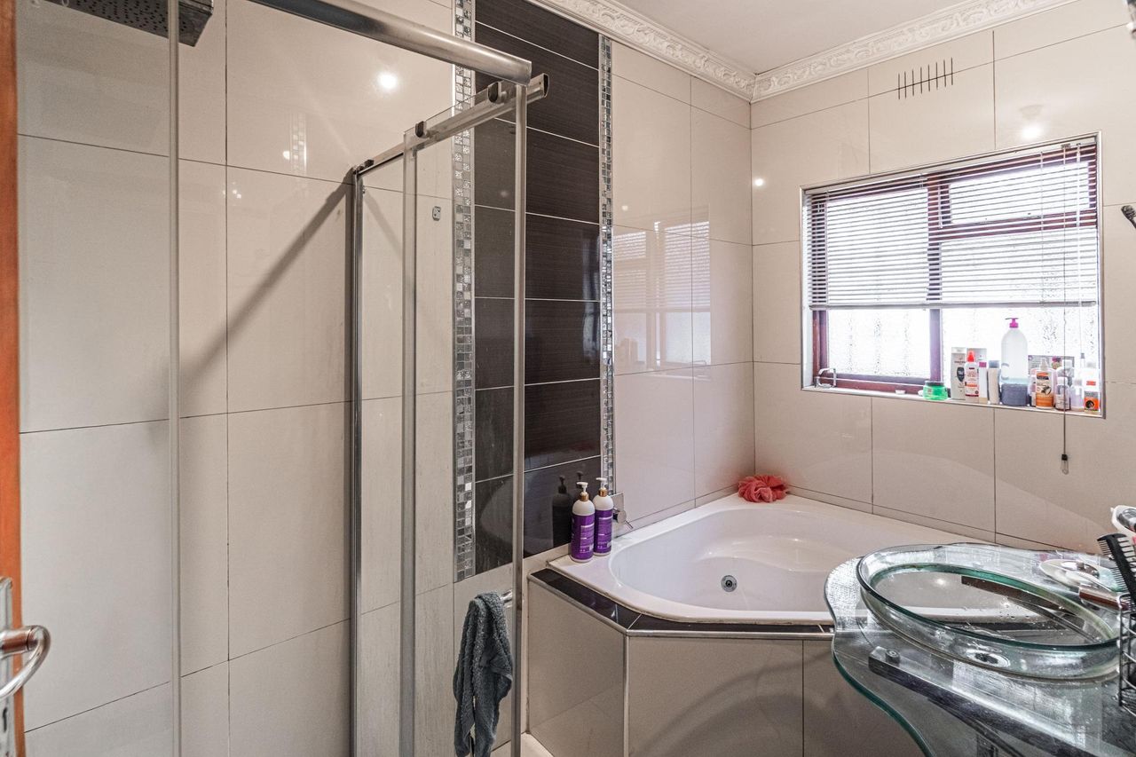 Photo of 3 Bedroom house for sale in Riverton, Goodwood
