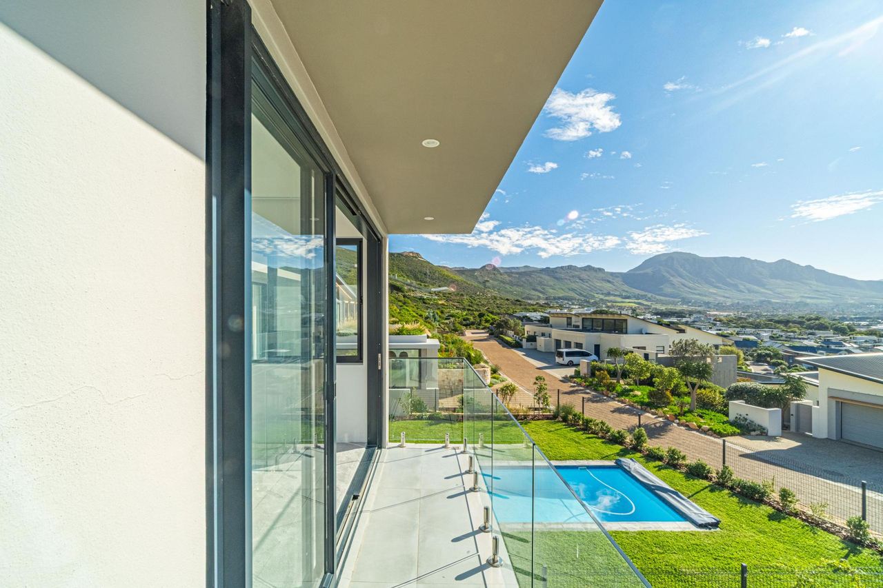 Photo of 5 Bedroom house for sale in Stonehurst Mountain Estate, Cape Town