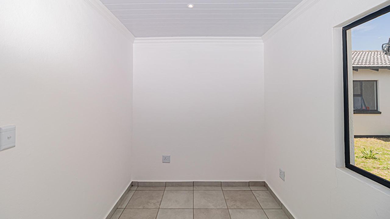 Photo 16 of 32