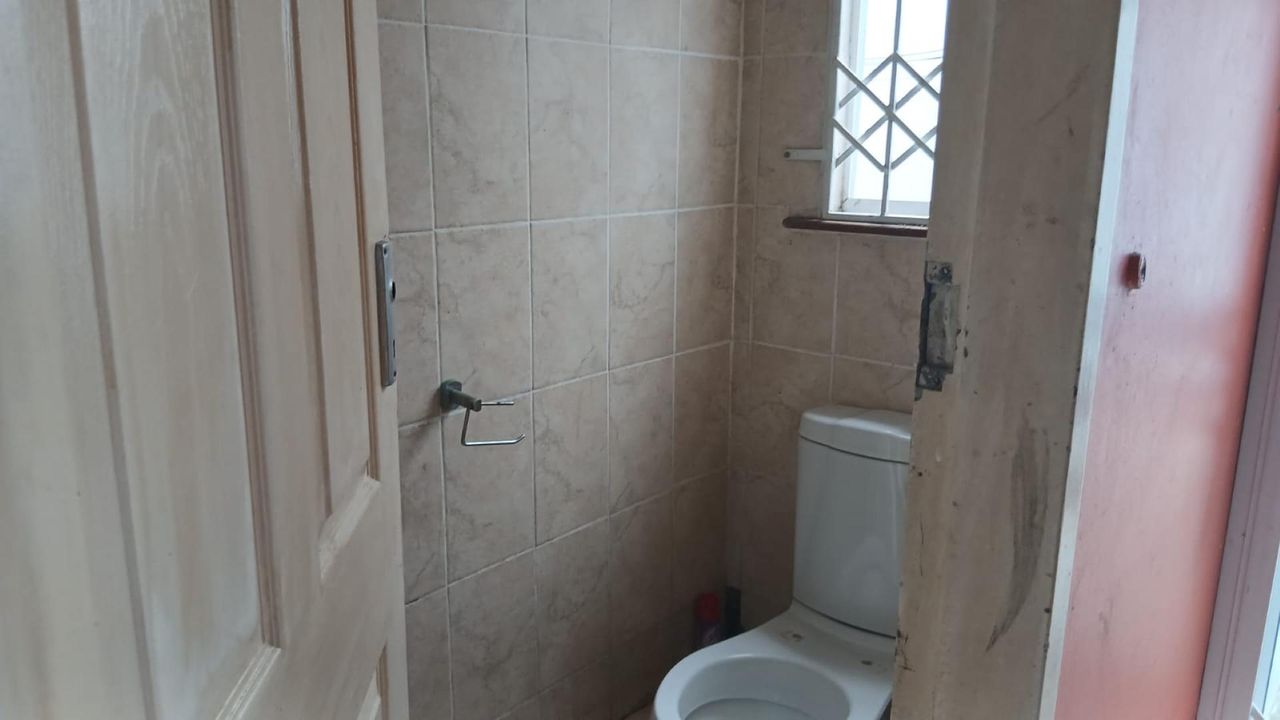 Photo 16 of 23