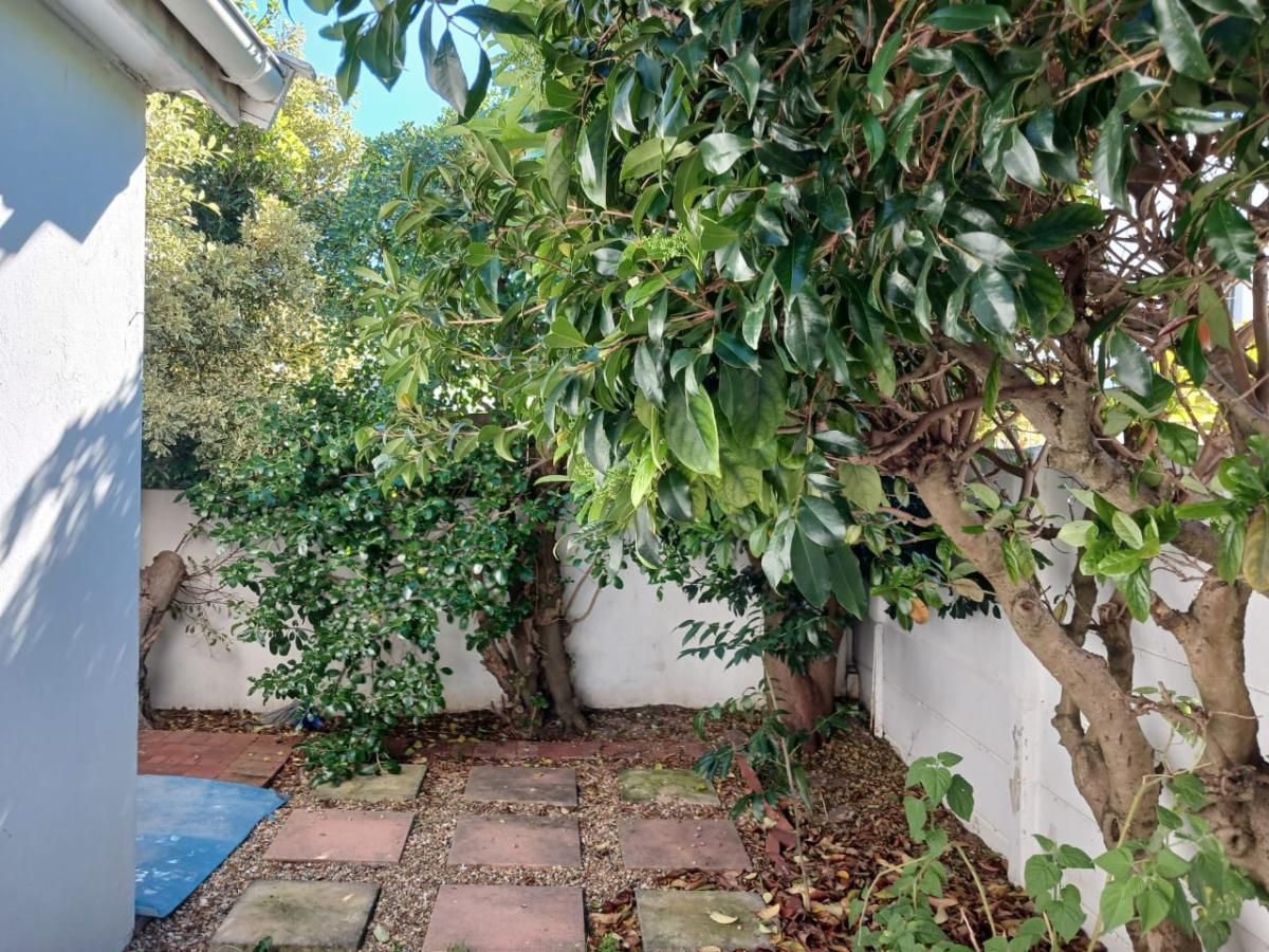 2 Bedroom house rented in Lakeside, Cape Town