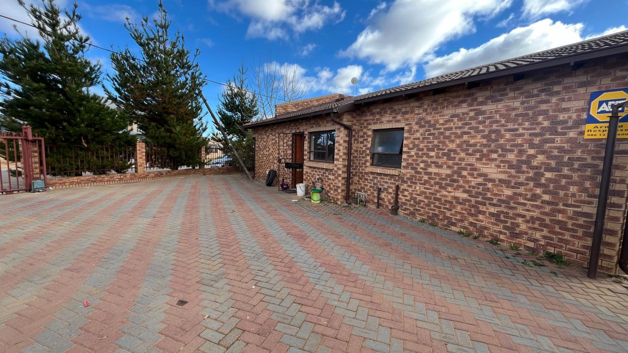 Photo 6 of 27
