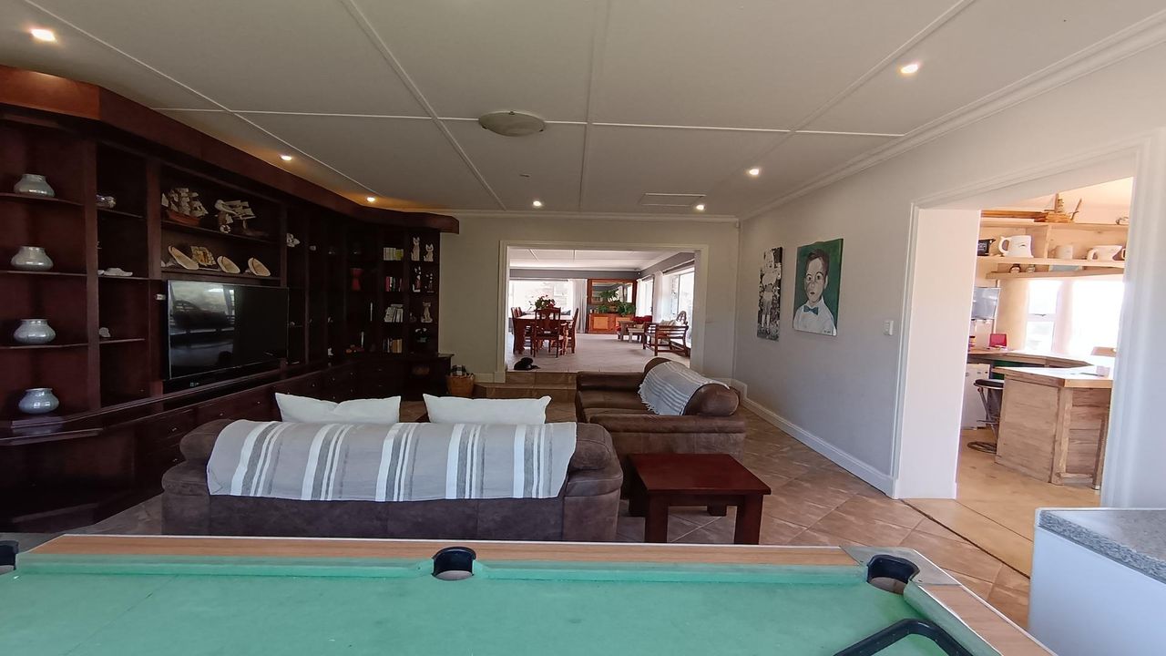 Photo 11 of 28