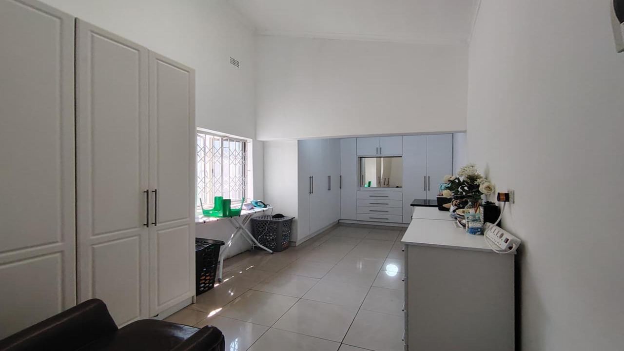 Photo 22 of 28