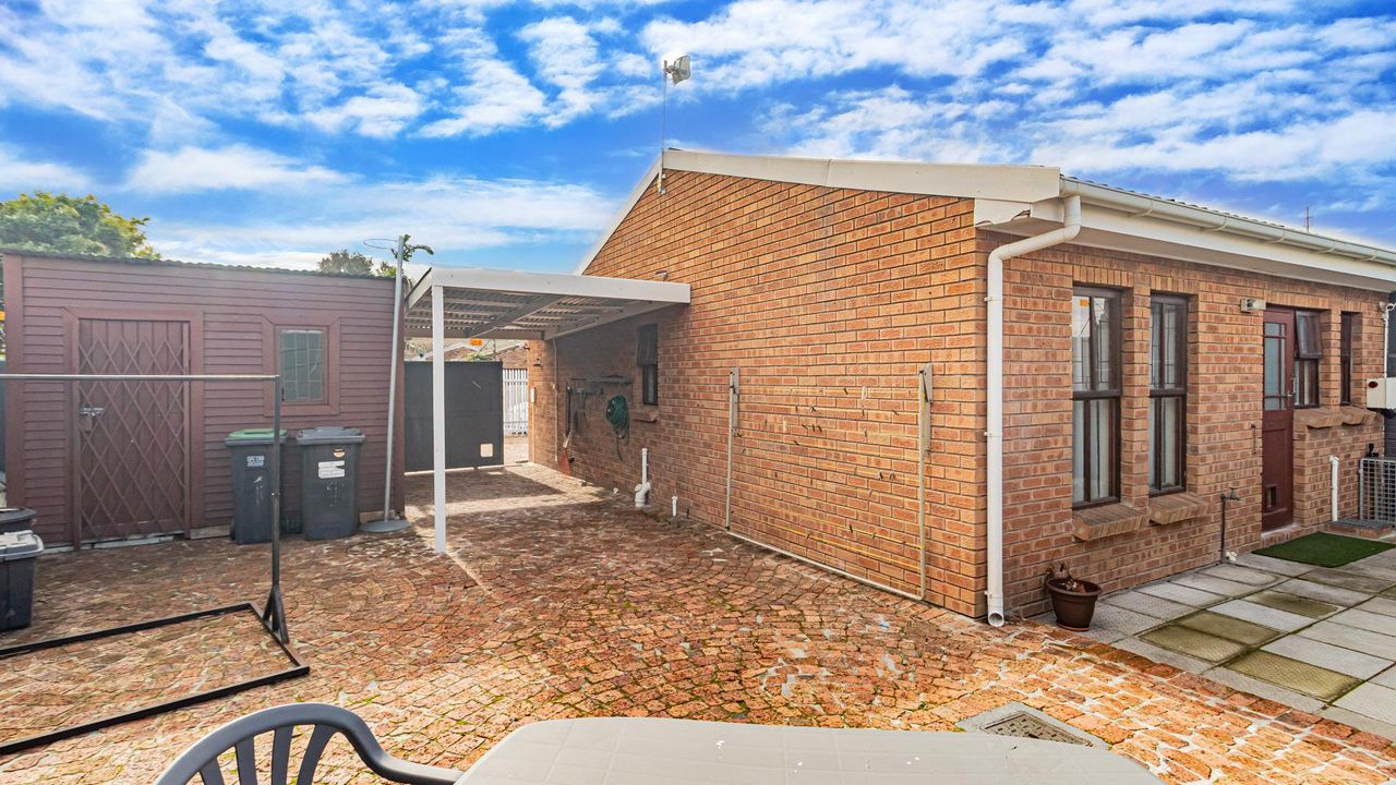 Photo of 2 Bedroom house for sale in Oakglen, Bellville
