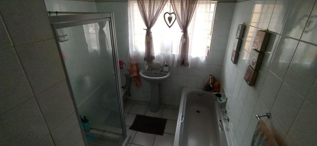 Photo 22 of 28