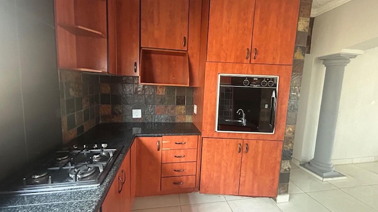 Photo 18 of 28