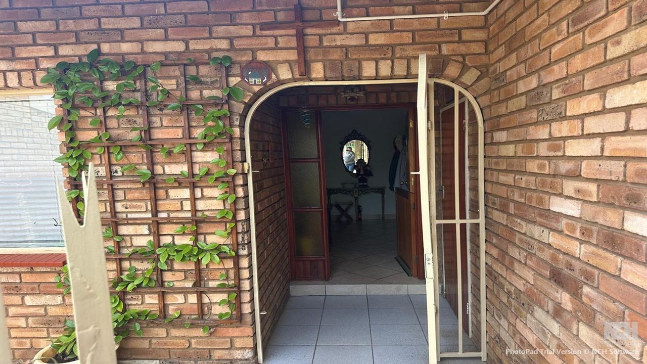 Photo 3 of 28