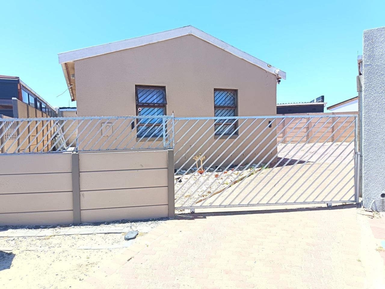 Photo of 2 Bedroom house rented in Weltevreden Valley, Mitchells Plain