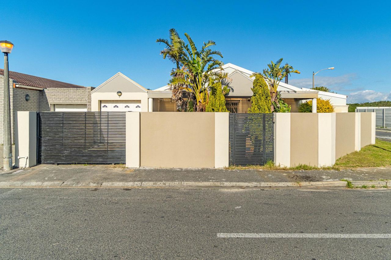 Photo of 2 Bedroom house for sale in Pelican Park, Cape Town
