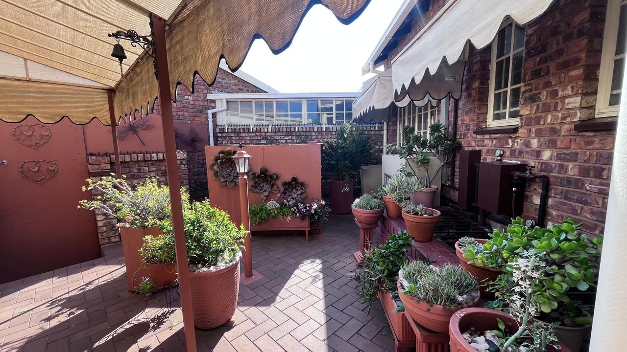 Photo 4 of 28