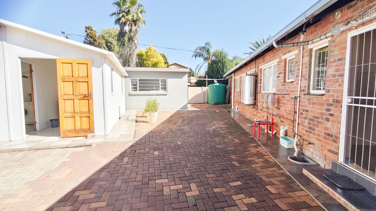 Photo of 6 Bedroom house for sale in Pellissier, Bloemfontein