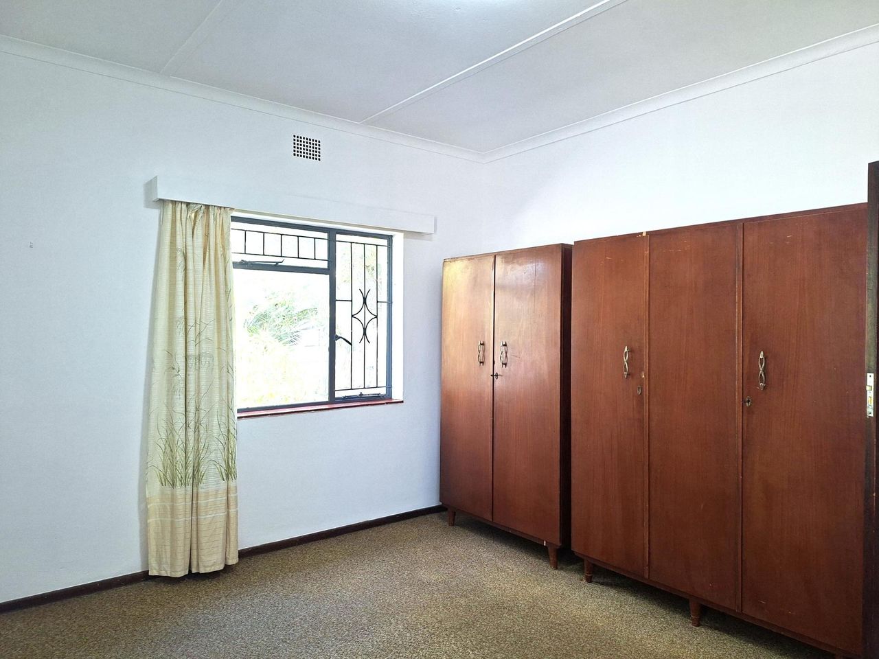 Photo 21 of 28