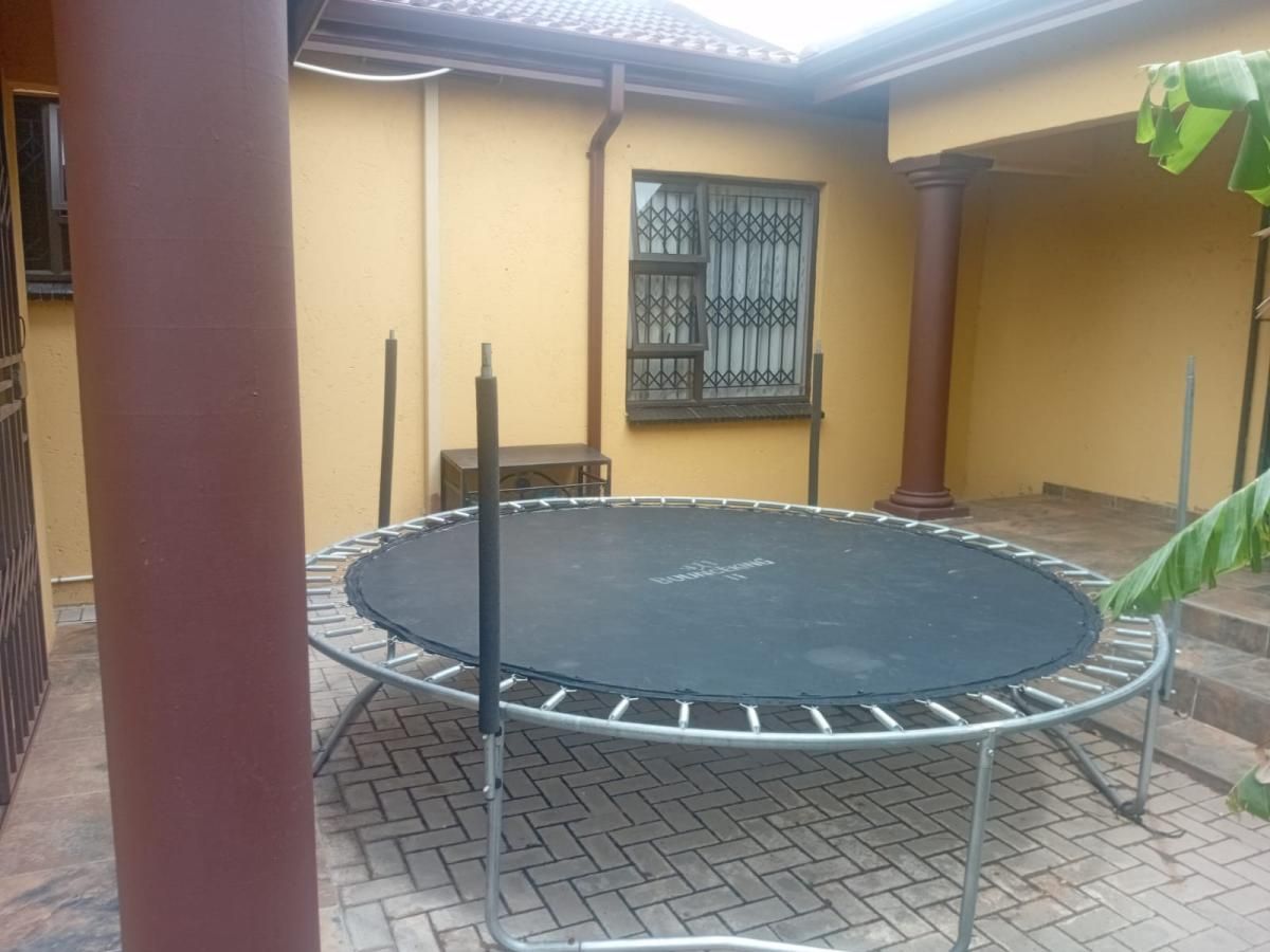 Photo 24 of 28