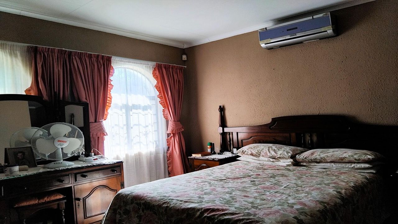 Photo 11 of 23