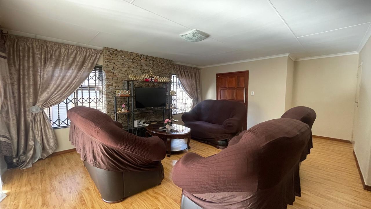 Photo 3 of 28