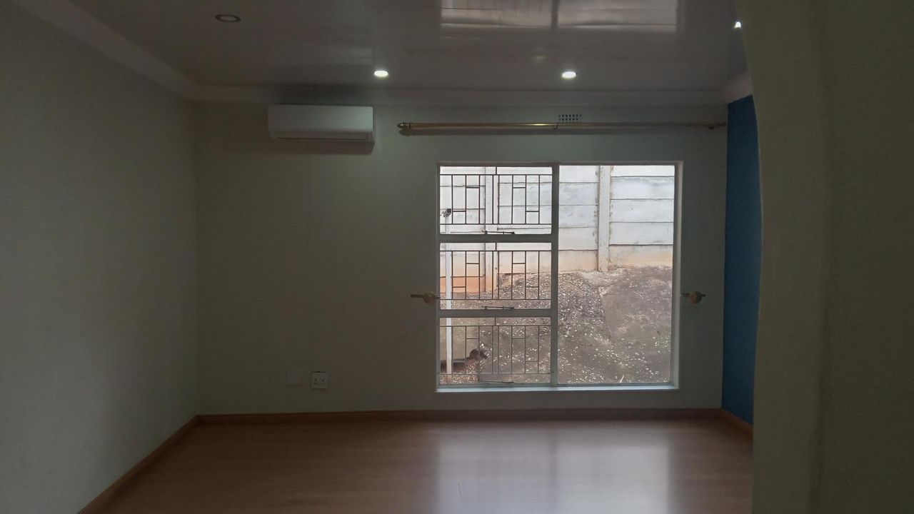Photo 7 of 28