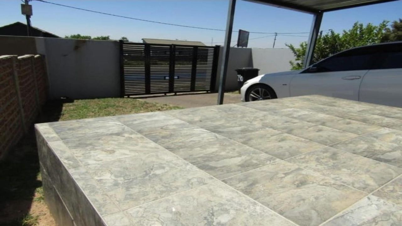 Photo 3 of 24