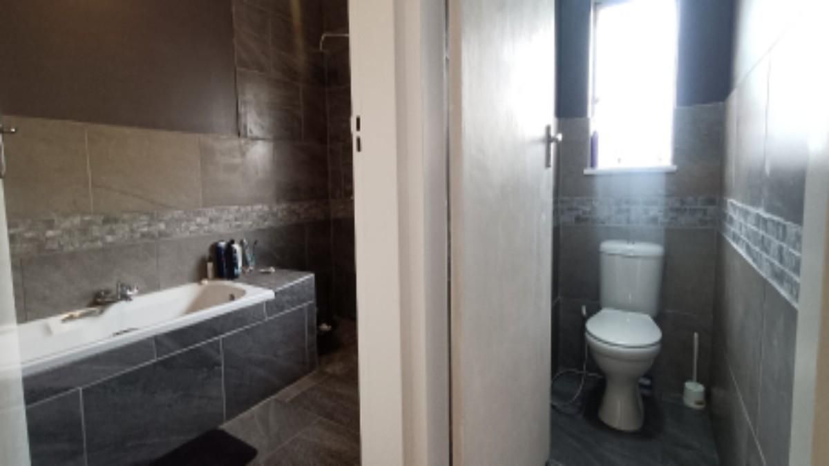 Photo 16 of 23