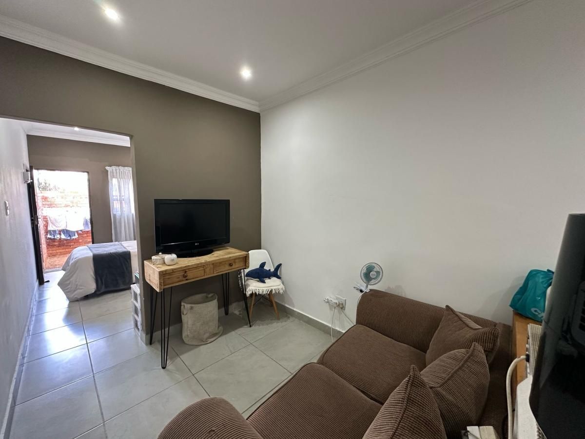 Photo of 1 Bedroom flat rented in Langenhovenpark, Bloemfontein