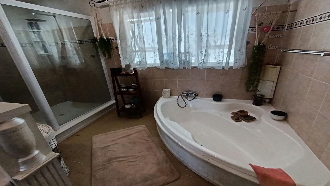 Photo 22 of 28