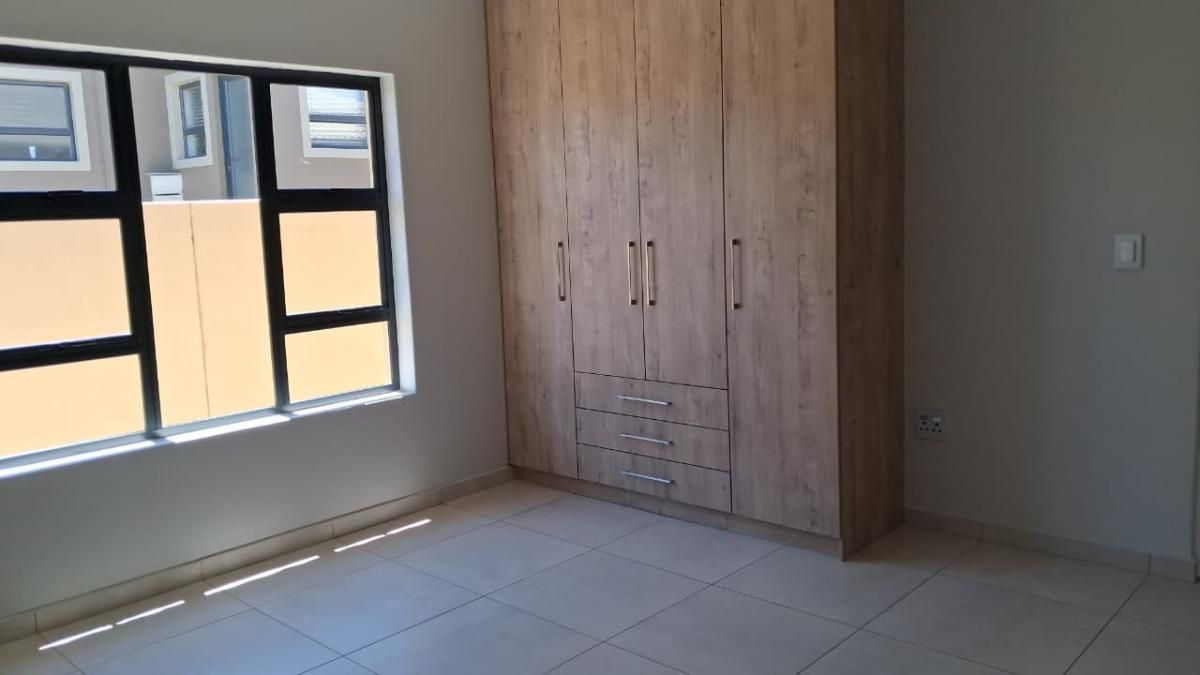 Photo 16 of 25