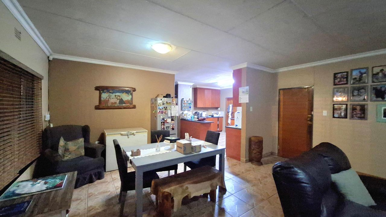 Photo 4 of 24