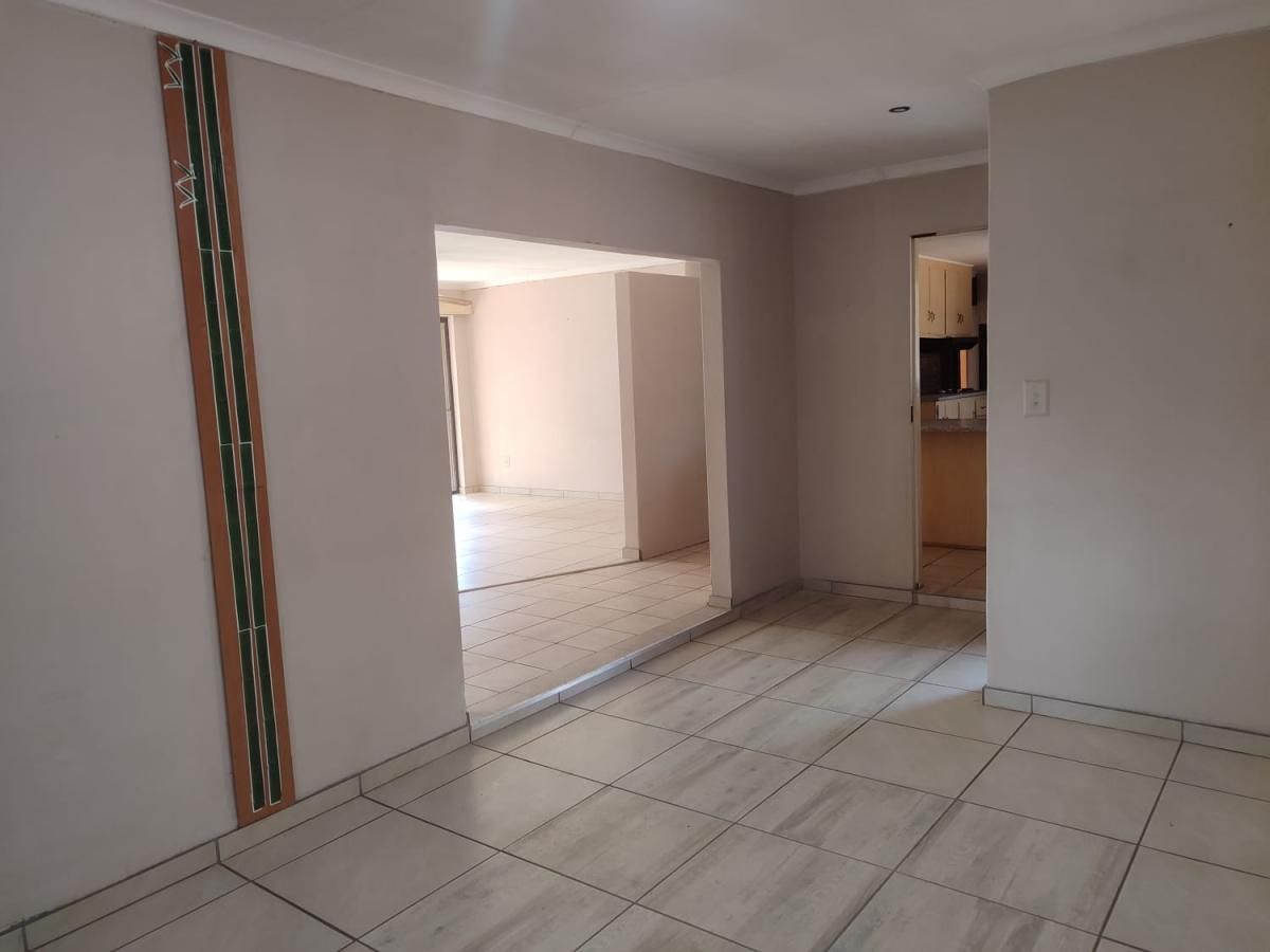Photo of 3 Bedroom house to rent in Pellissier, Bloemfontein