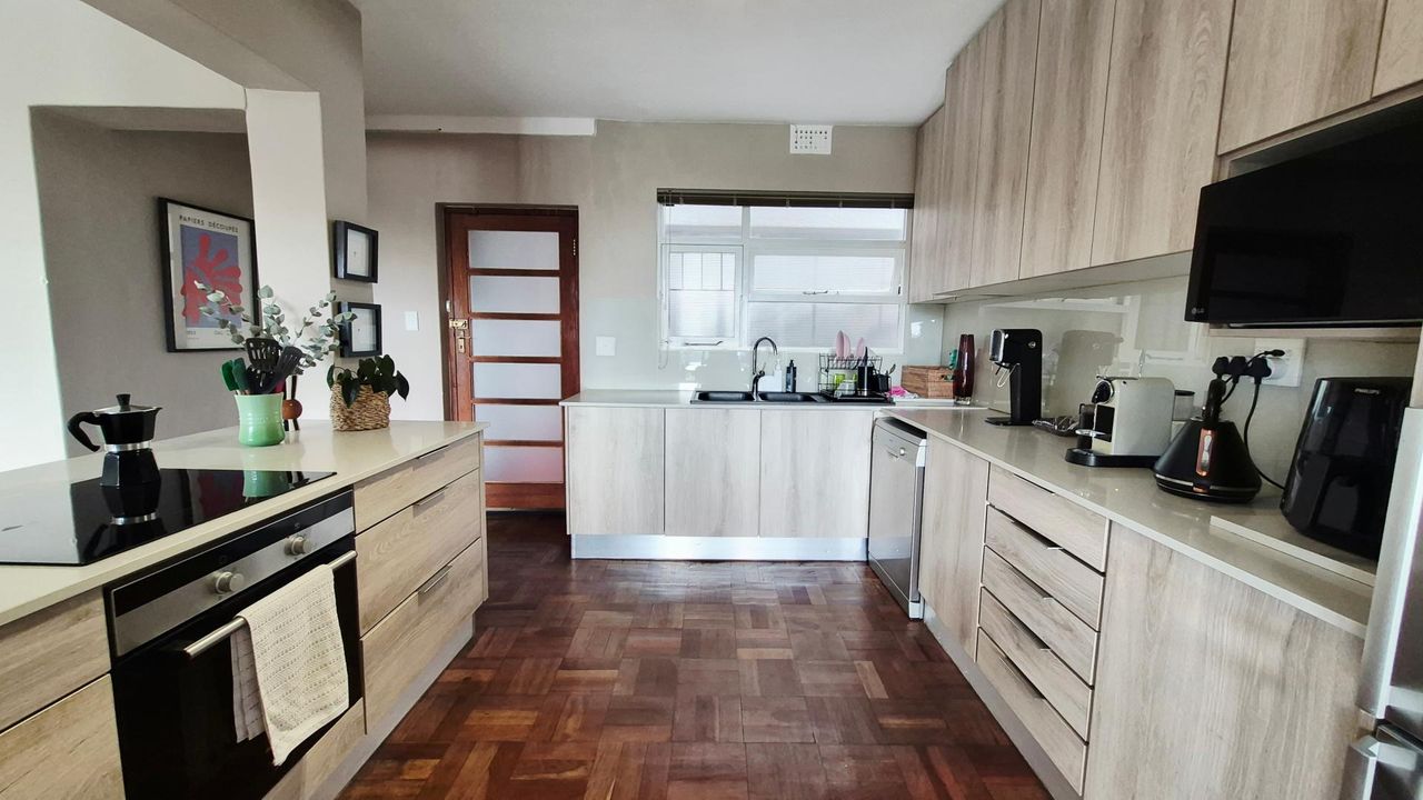 Photo of 2 Bedroom apartment to rent in Three Anchor Bay, Cape Town