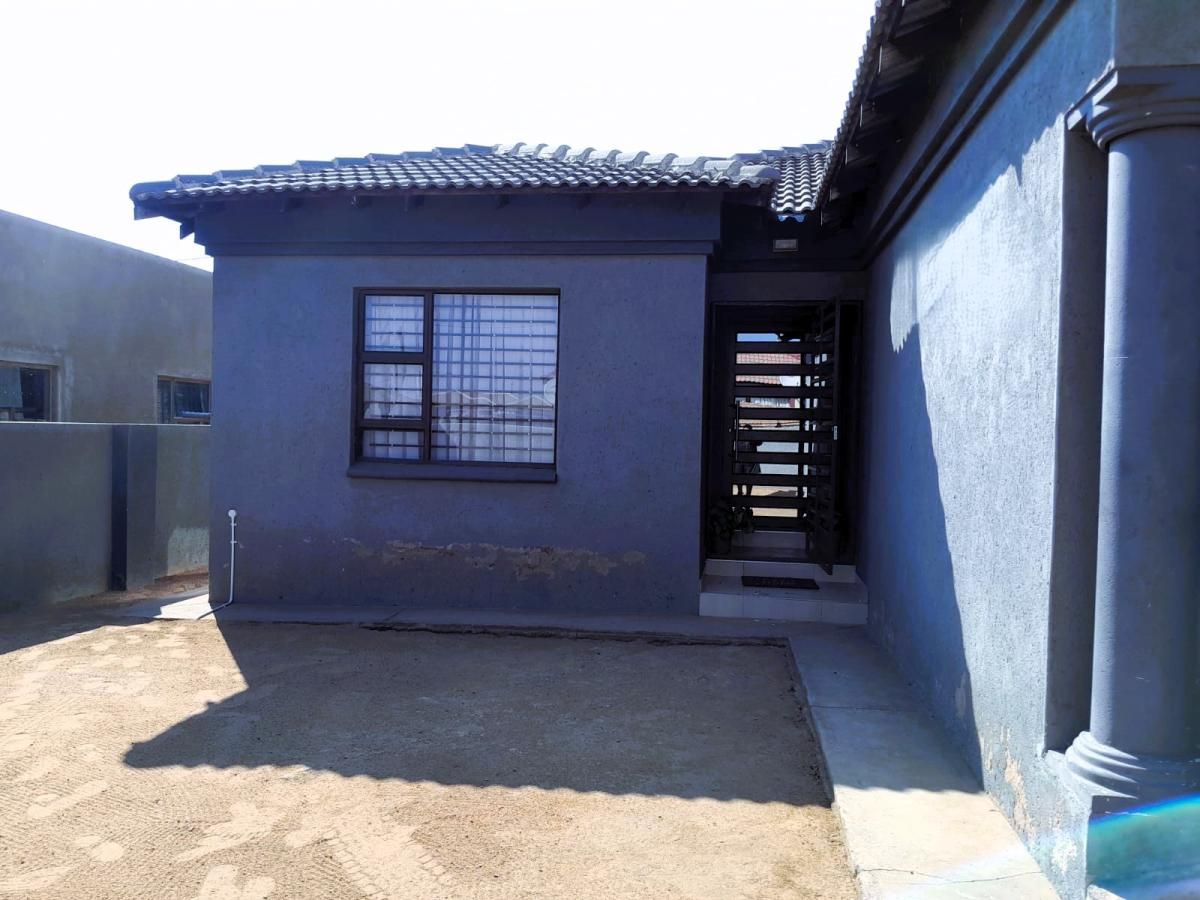 Photo 18 of 28