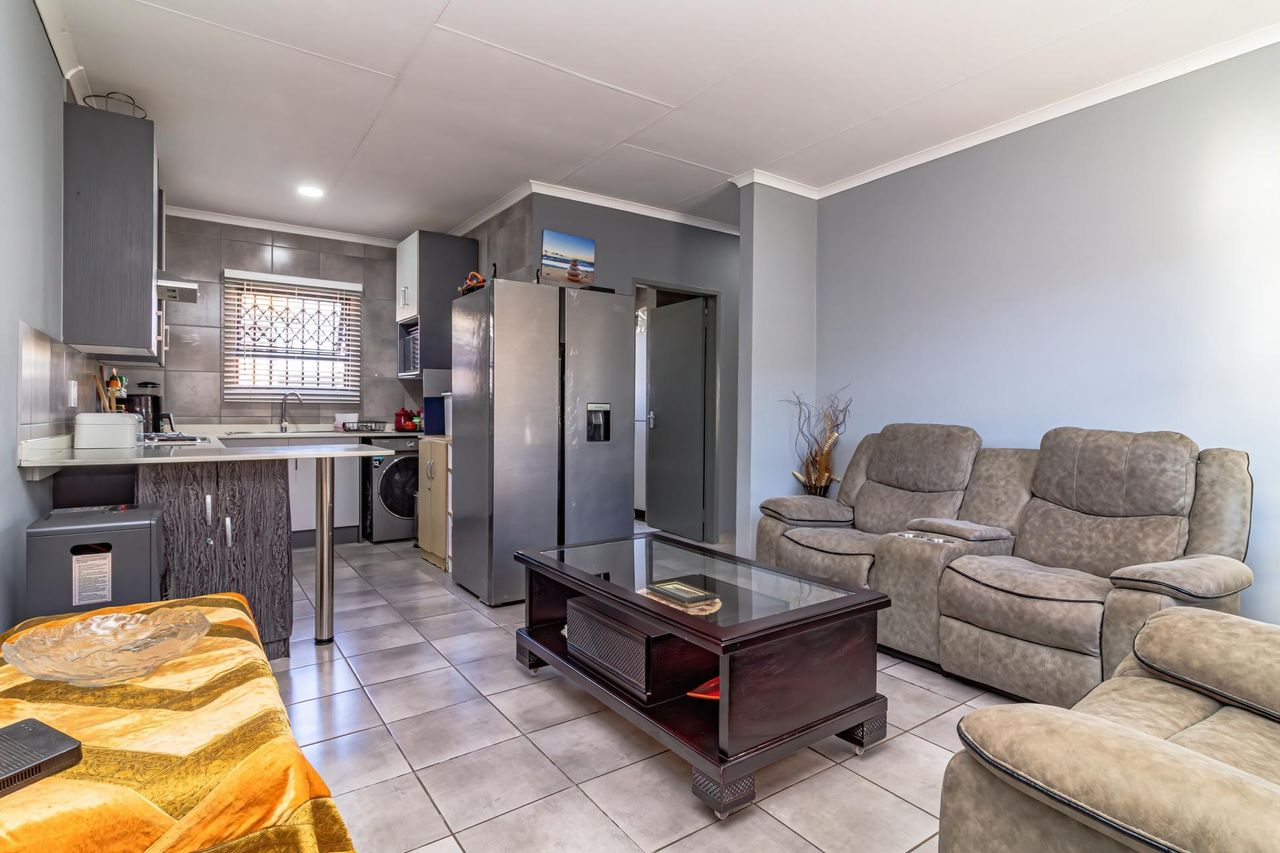 Photo of 2 Bedroom apartment for sale in Groblerpark, Roodepoort
