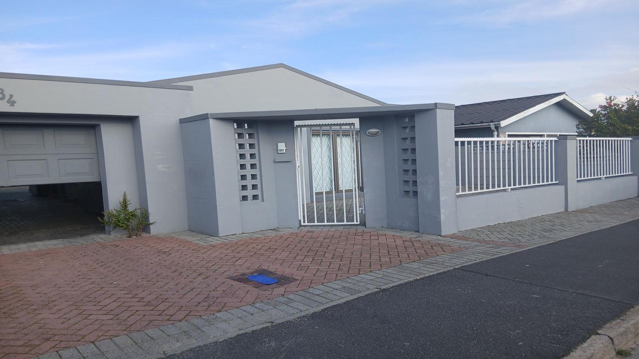 Photo of 3 Bedroom house to rent in Grassy Park, Cape Town