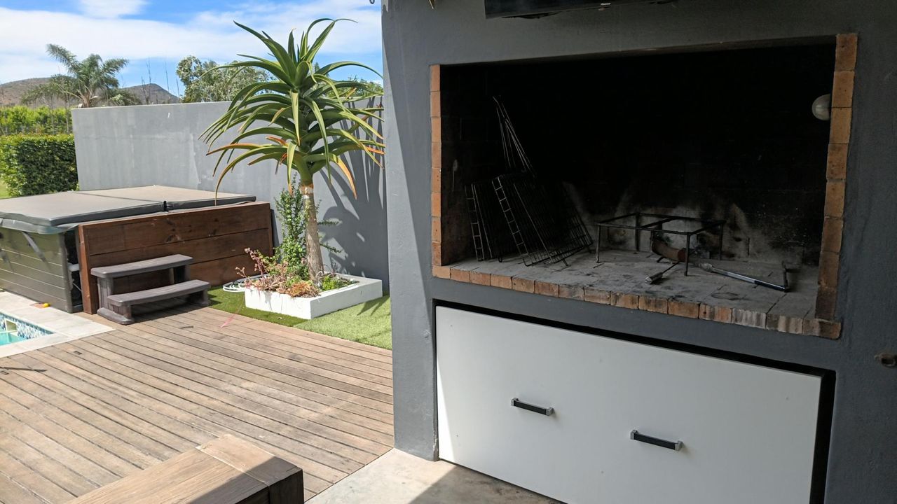 Photo 10 of 28