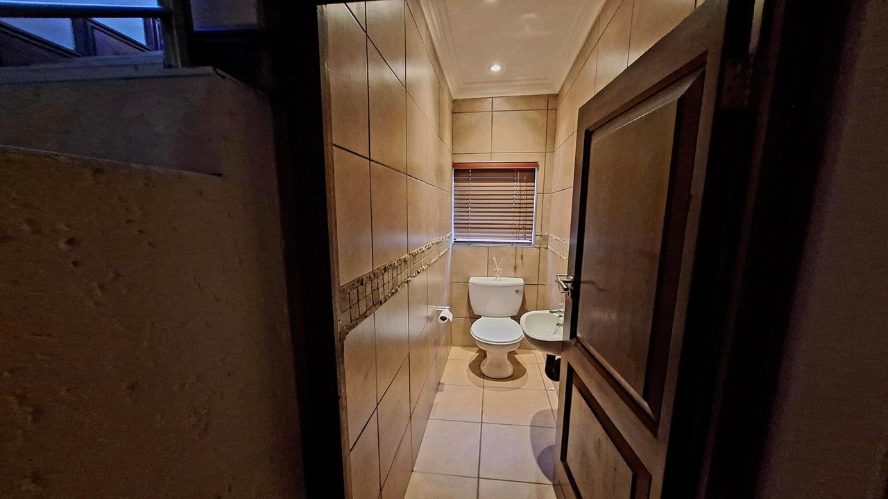 Photo 10 of 28