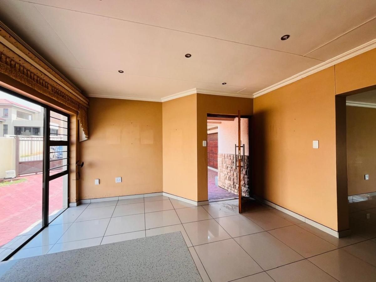 Photo of 4 Bedroom townhouse - freehold for sale in Ben Fleur, Witbank