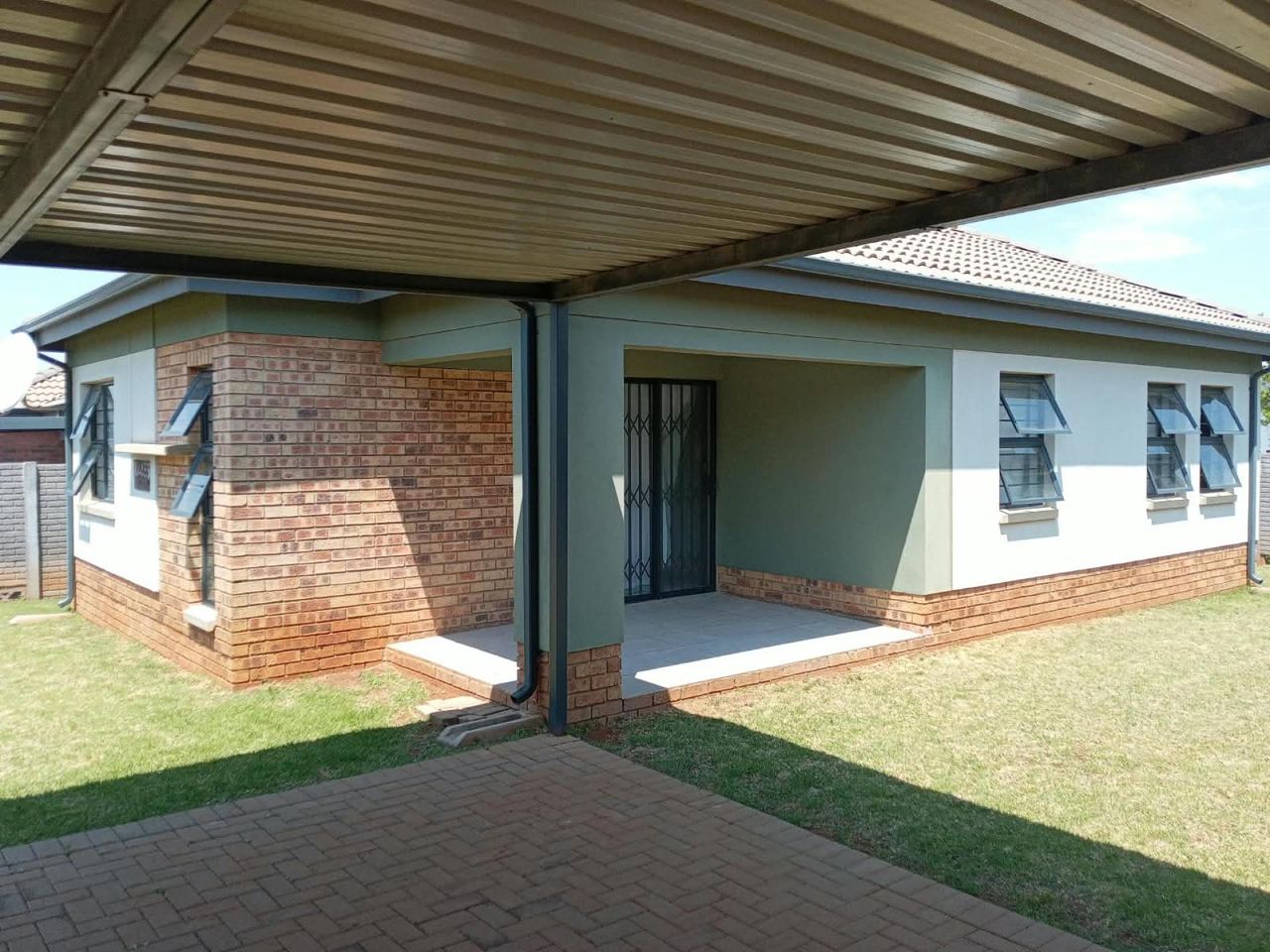 Photo 3 of 28