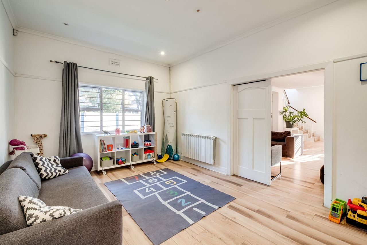 Photo of 5 Bedroom house for sale in Rosebank, Cape Town