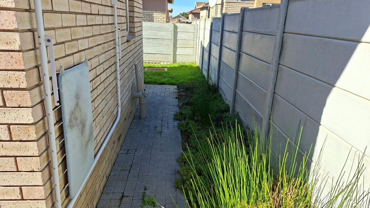 Photo 21 of 23