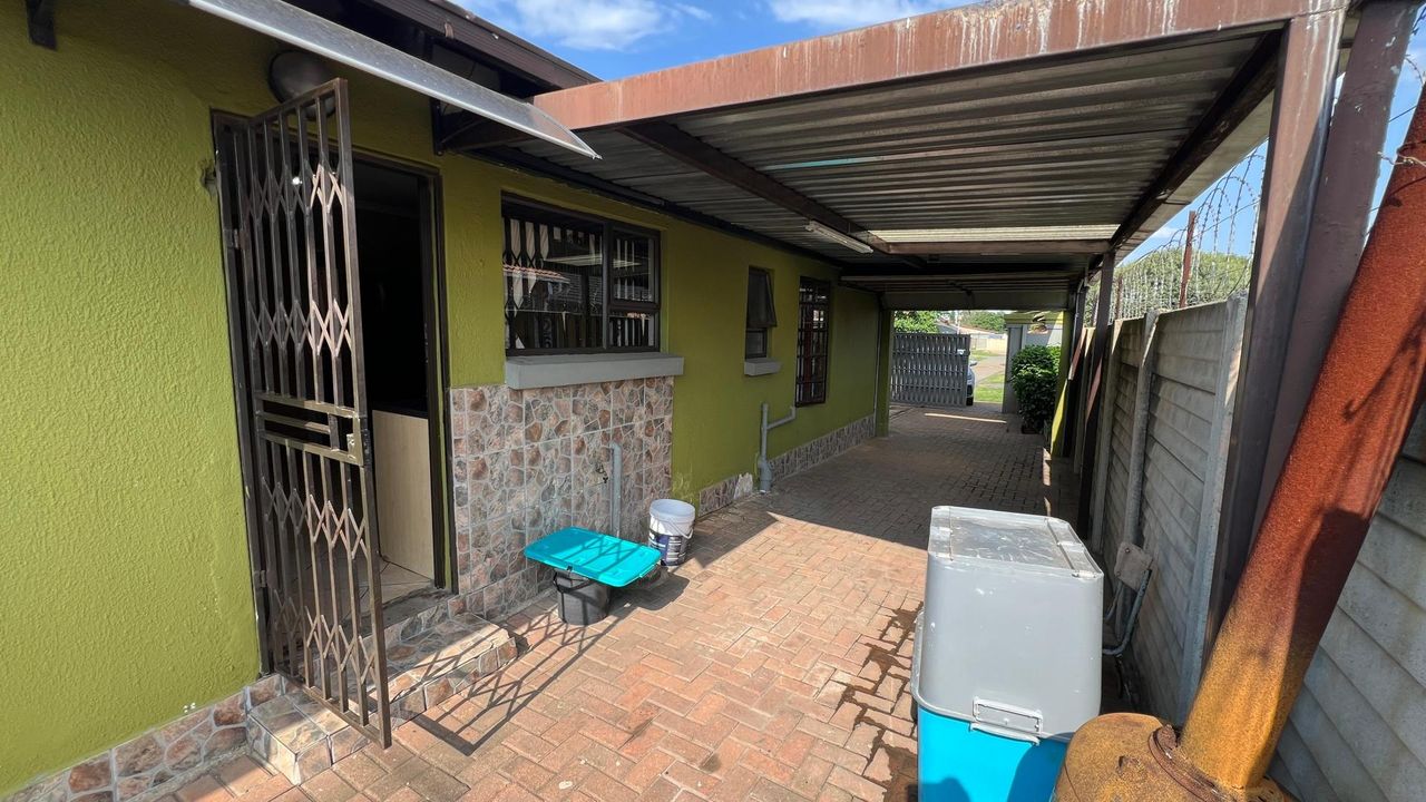 Photo 3 of 24