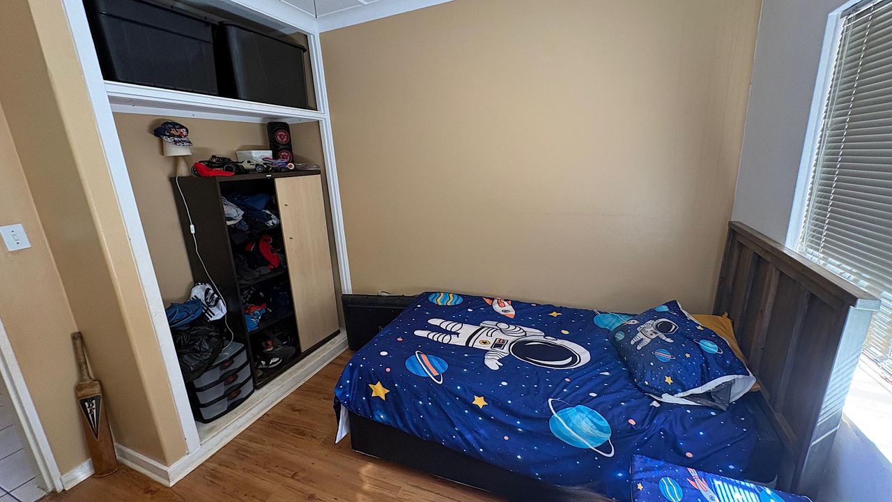 Photo 16 of 32