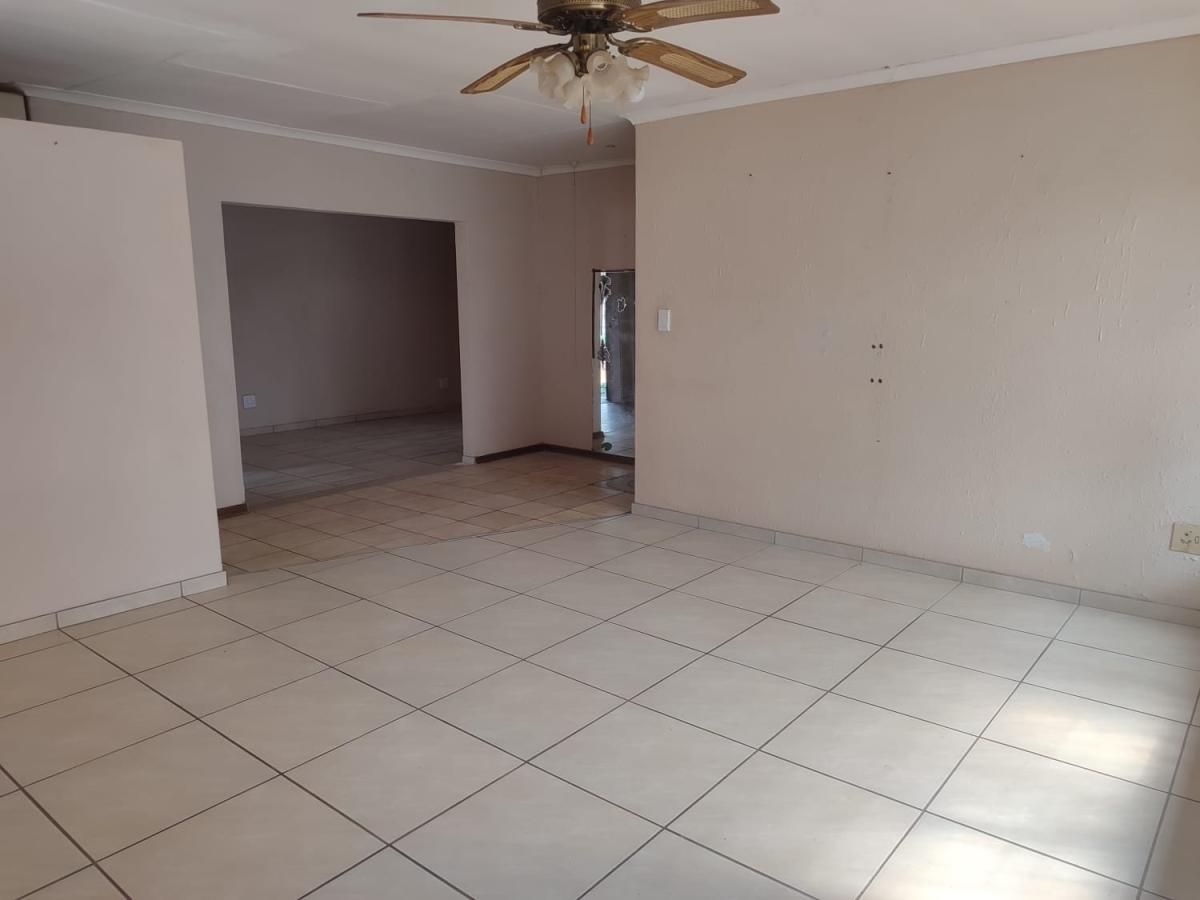 Photo of 3 Bedroom house to rent in Pellissier, Bloemfontein