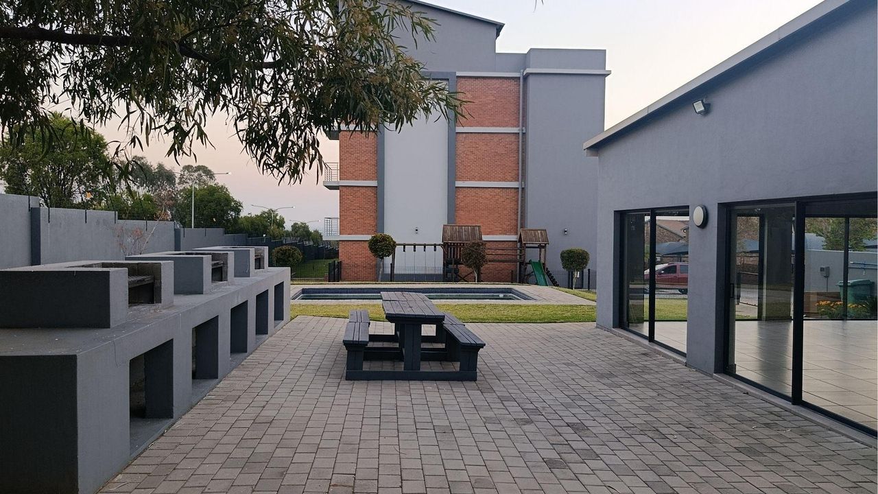 Photo of 2 Bedroom townhouse - sectional for sale in Die Hoewes, Centurion