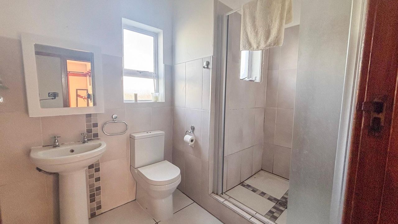 Photo of 3 Bedroom house to rent in Blue Bend, East London