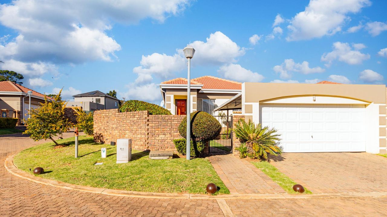 2 Bedroom cluster for sale in North Riding AH, Randburg
