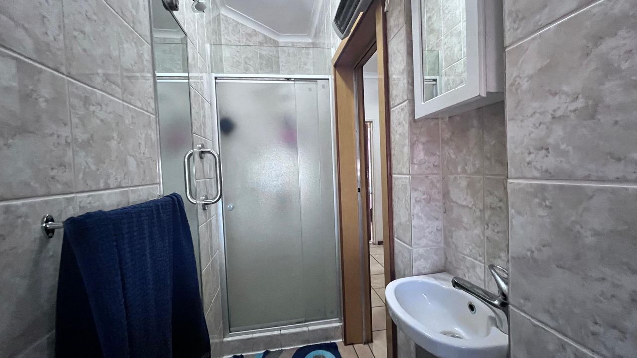 Photo 22 of 28