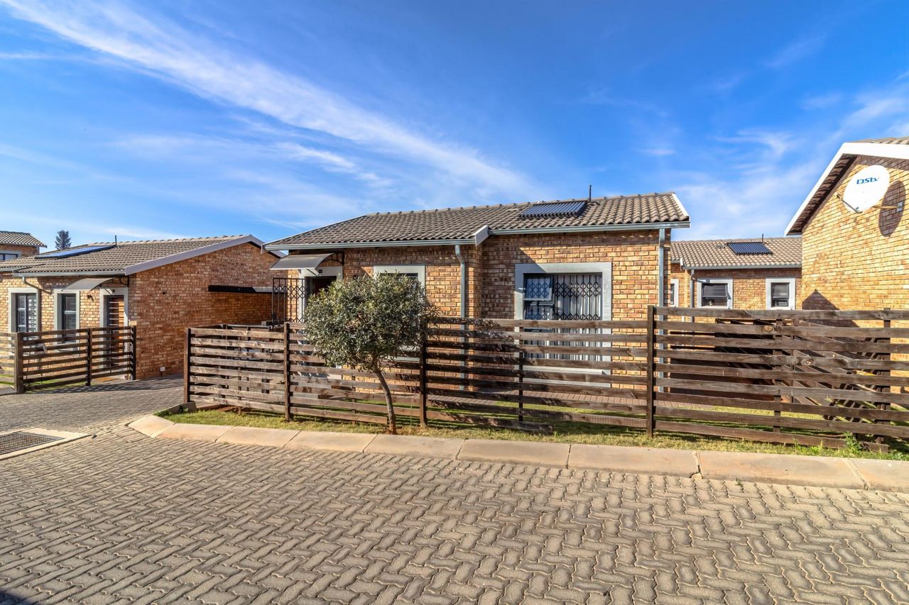 Photo of 2 Bedroom apartment for sale in Groblerpark, Roodepoort