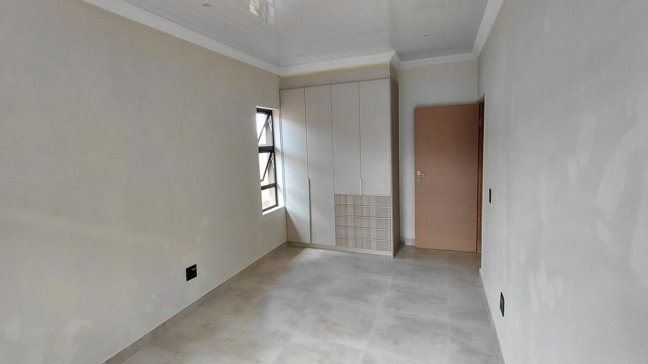 Photo 11 of 32