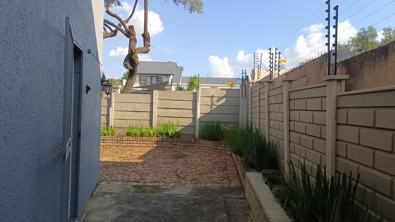 Photo 23 of 28