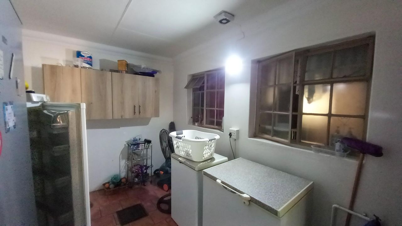 Photo 11 of 28